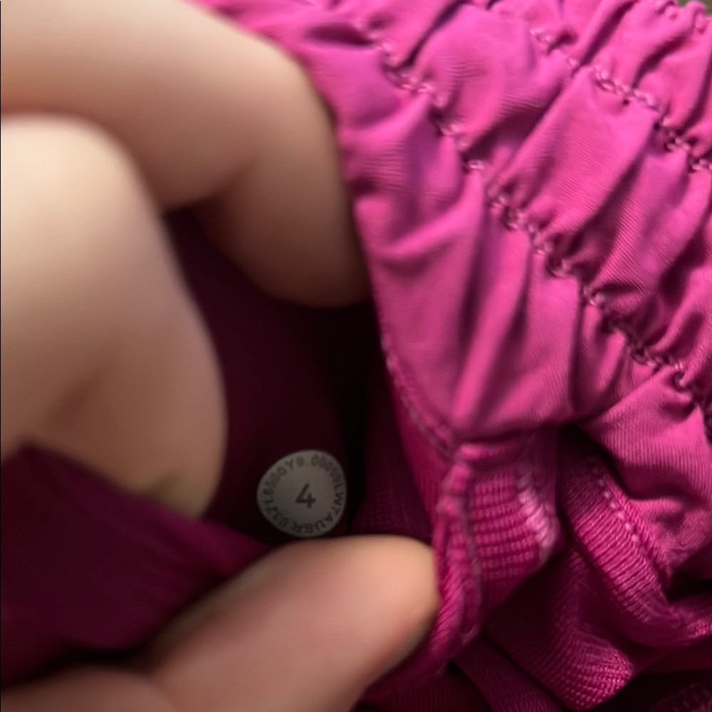 lululemon athletica pink hotty hot 2.5 inch size 4 - Picture 3 of 3
